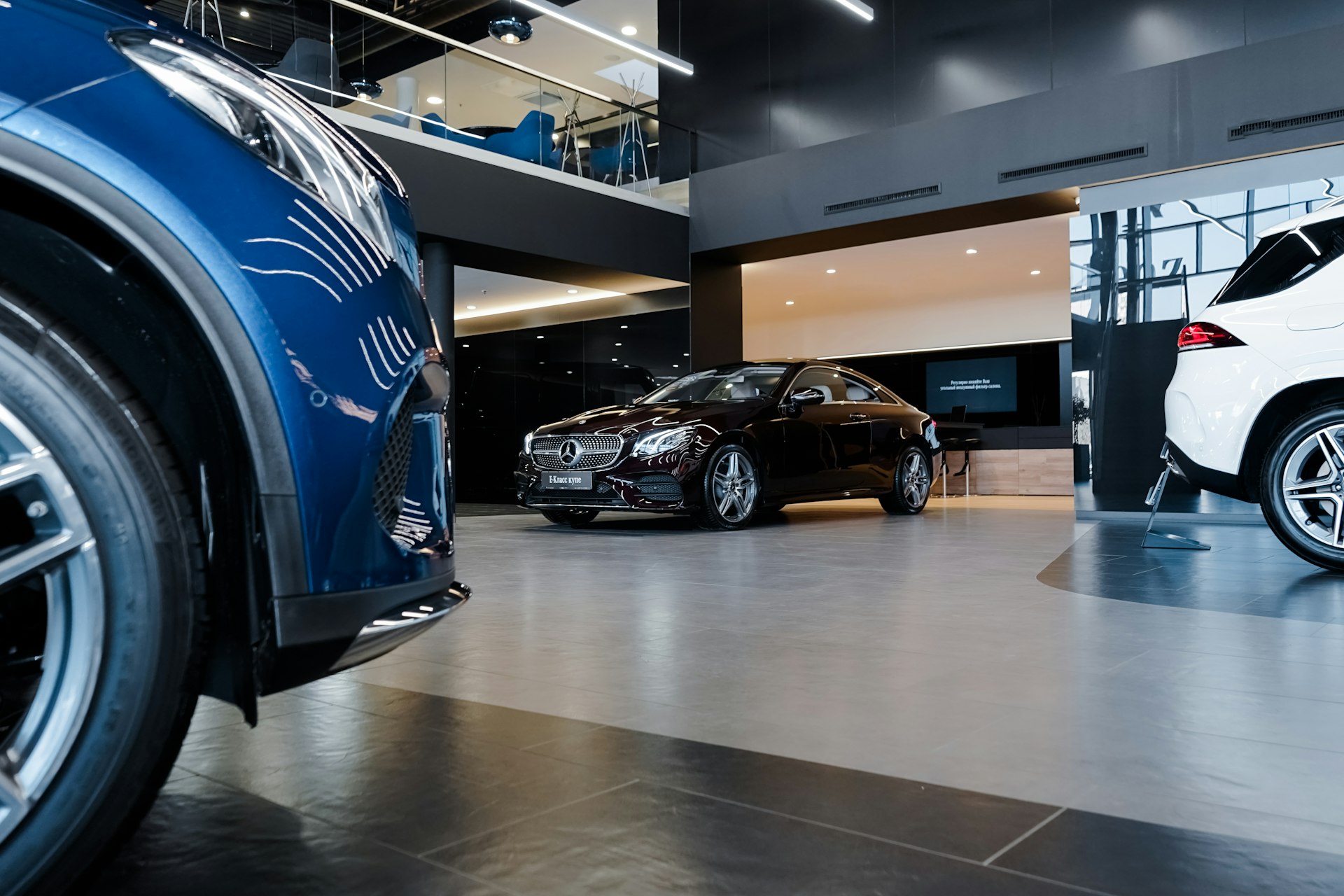 Автомобили в ожидании осмотра в шоуруме Cars WMA.